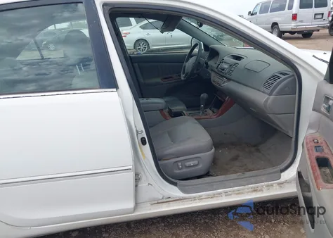 2005 Toyota Camry Xle V6 z USA, uszkodzony, nr VIN 4T1BF30K65U087957